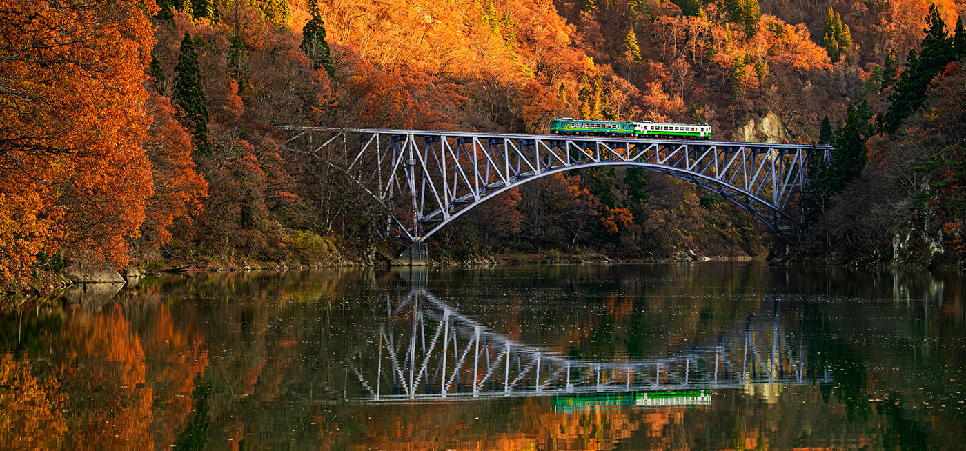 福島県三島町の只見川橋梁を渡る列車